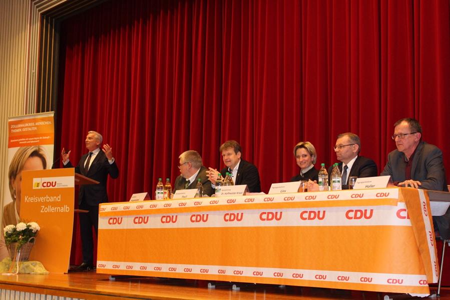 Der CDU Landesvorsitzende und Innenminister Thomas Strobl bei seiner Rede auf der Kreismitgliederversammlung. Auf dem Tagungsprsidium auerdem (v.l.n.r.) Schriftfhrer Jrg Hugendubel, Landrat Gnther-Martin Pauli, die Kreisvorsitzende Dr. Nicole Hoffmei