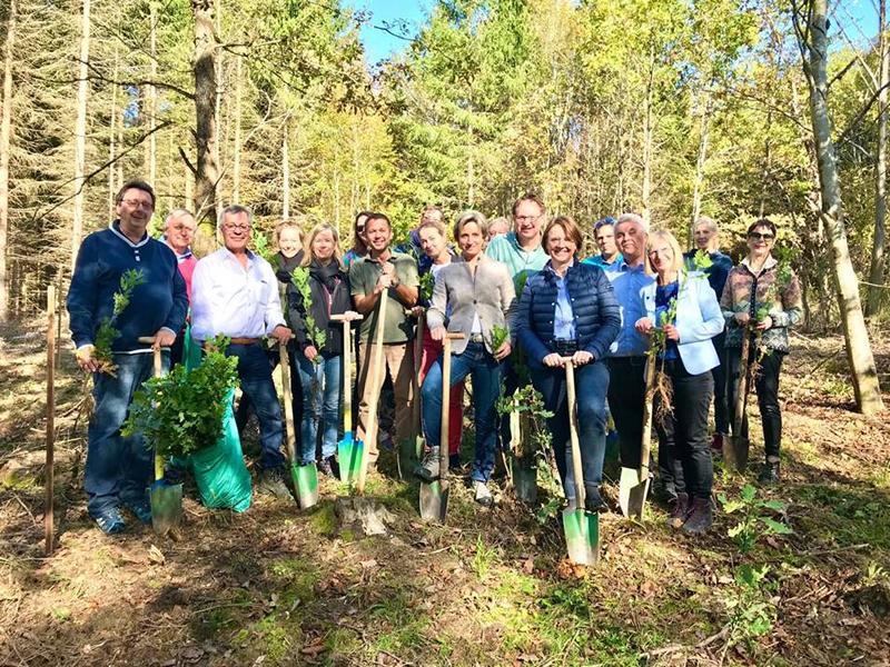 Der CDU Kreisverband Zollernalb gemeinsam mit Frster Rainer Wiesenberger bei der Baumpflanzaktion im Hechinger Wald